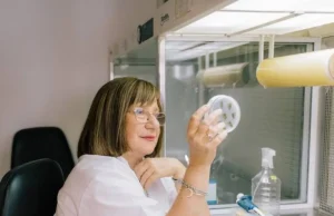Ella es la bioquímica argentina que recibe el premio Por las Mujeres en la Ciencia 2026, que conceden L’Oréal y la Unesco