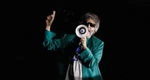 Fito Paéz le dio alegría a nuestros corazones: La noche en que 15.000 personas guardaron silencio para escuchar al rockstar argentino