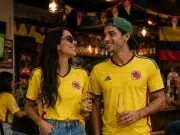 Las camisetas de fútbol conquistan la moda urbana y trascienden los días de partido