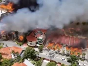 Videos muestran cómo fue voraz incendio que consumió lujoso resort en República Dominicana y forzó evacuación masiva de más de mil turistas: así quedó