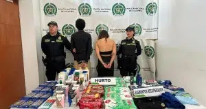 Cayeron ladrones de tiendas D1 en Bucaramanga: los delincuentes sacaron escondían los productos entre sus pertenencias