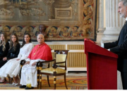 Acabar con narrativas divisivas pide el papa en su primer día en España