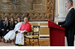 Acabar con narrativas divisivas pide el papa en su primer día en España
