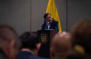 Petro se compromete con una transición política pacifica