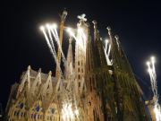 La Sagrada Familia es una elocuente catequesis hecha de piedras, colores y luz: Papa