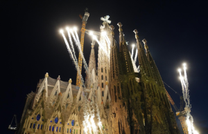 La Sagrada Familia es una elocuente catequesis hecha de piedras, colores y luz: Papa
