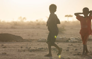 La mitad de los niños del mundo vive bajo amenazas climáticas