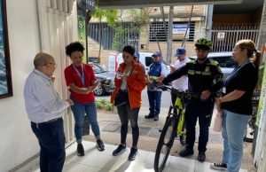 Policías en bicicleta apoyan la seguridad en el comercio de El Poblado