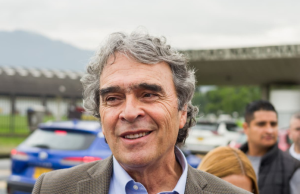 Fajardo responde a alianzas y rechaza discursos radicales