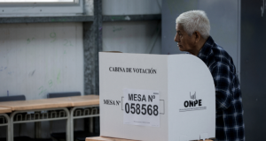 Perú define su futuro en las urnas en un reñido balotaje presidencial