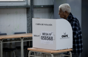 Perú define su futuro en las urnas en un reñido balotaje presidencial