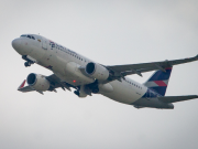 Cierran el aeropuerto de Popayán por ceniza del volcán Puracé