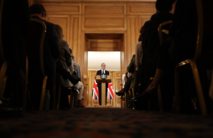 Starmer renuncia como primer ministro de Reino Unido
