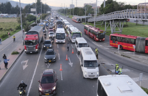 Este puente festivo salen más de un millón de vehículos de Bogotá