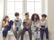 9 de cada 10 niños y adolescentes en Colombia no saben protegerse en internet, aunque casi todos ya tienen celular