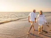 ¿Por qué los mayores de 60 años deben caminar por la parte mojada de la playa? Lo que revelan entrenadores y expertos