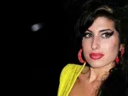 La música británica sigue buscando a la ‘heredera’ de Amy Winehouse, 15 años después de su muerte