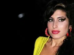 La música británica sigue buscando a la ‘heredera’ de Amy Winehouse, 15 años después de su muerte