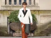 Transparencias, accesorios y expresión personal: así evoluciona la moda masculina más allá de las pasarelas