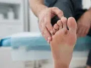 No duele, pero puede acabar en amputación: la advertencia sobre una herida en el pie que muchos pasan por alto