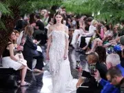 La Alta Costura apuesta por nuevos materiales en el arranque de la semana de la moda en París