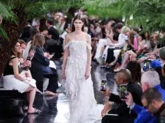 La Alta Costura apuesta por nuevos materiales en el arranque de la semana de la moda en París
