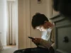 Atención: Gobierno emite decreto sobre protección de niños en internet en Colombia con obligaciones para redes sociales, colegios y familias