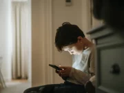 Atención: Gobierno emite decreto sobre protección de niños en internet en Colombia con obligaciones para redes sociales, colegios y familias