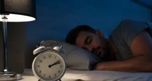 Dormir una hora y media menos puede hacerle subir de peso: estudio revela un efecto que pocos imaginan