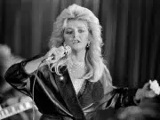 Personalidades del espectáculo y la política lamentan la muerte de la cantante británica Bonnie Tyler, a los 75 años