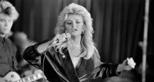 Personalidades del espectáculo y la política lamentan la muerte de la cantante británica Bonnie Tyler, a los 75 años