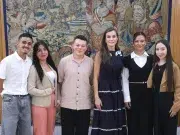 Reina Letizia de España recibe a 5 jóvenes colombianos beneficiarios de beca entregada por BBVA y Bancamía
