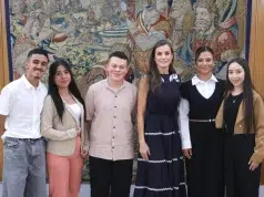 Reina Letizia de España recibe a 5 jóvenes colombianos beneficiarios de beca entregada por BBVA y Bancamía