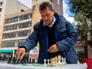Conozca la historia de Adolfo Páez, el vendedor informal de 62 años que convirtió su quiosco en una escuela de ajedrez en el centro de Bogotá