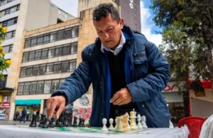 Conozca la historia de Adolfo Páez, el vendedor informal de 62 años que convirtió su quiosco en una escuela de ajedrez en el centro de Bogotá