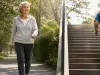 ¿Escaleras o caminar? Qué ejercicio fortalece más las piernas después de los 60 años