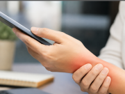 ¿Le duele la mano al usar el celular? Vea causas y qué hacer
