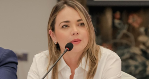 Congresistas de oposición entregan informe sobre denuncias de corrupción