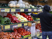Inflación mensual en Argentina cae por debajo del 2%