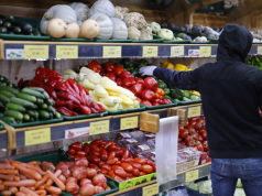 Inflación mensual en Argentina cae por debajo del 2%