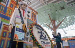 Los Molinos celebra la Feria de las Flores con el silletero marioneta más grande de Colombia