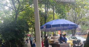 Muchas ventas callejeras, con pipetas de gas, en calles de El Poblado