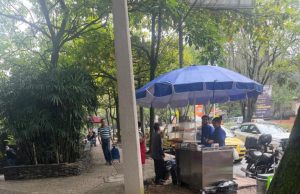 Muchas ventas callejeras, con pipetas de gas, en calles de El Poblado
