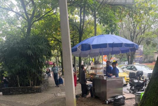 Muchas ventas callejeras, con pipetas de gas, en calles de El Poblado