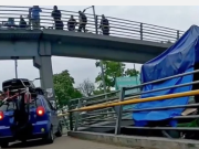 Anularían licencia a conductor que subió carro en puente peatonal de Bogotá