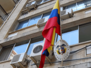 Reducción de embajadas y consulados es acertada: Uribe