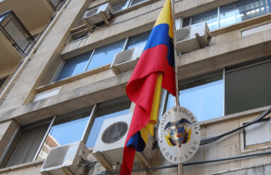 Reducción de embajadas y consulados es acertada: Uribe