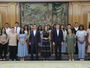 Reina de España recibe a jóvenes becados colombianos