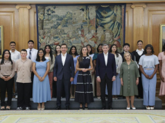 Reina de España recibe a jóvenes becados colombianos