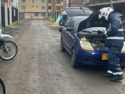 Inmovilizan carro azul con el que iban a subir puente peatonal en Bogotá